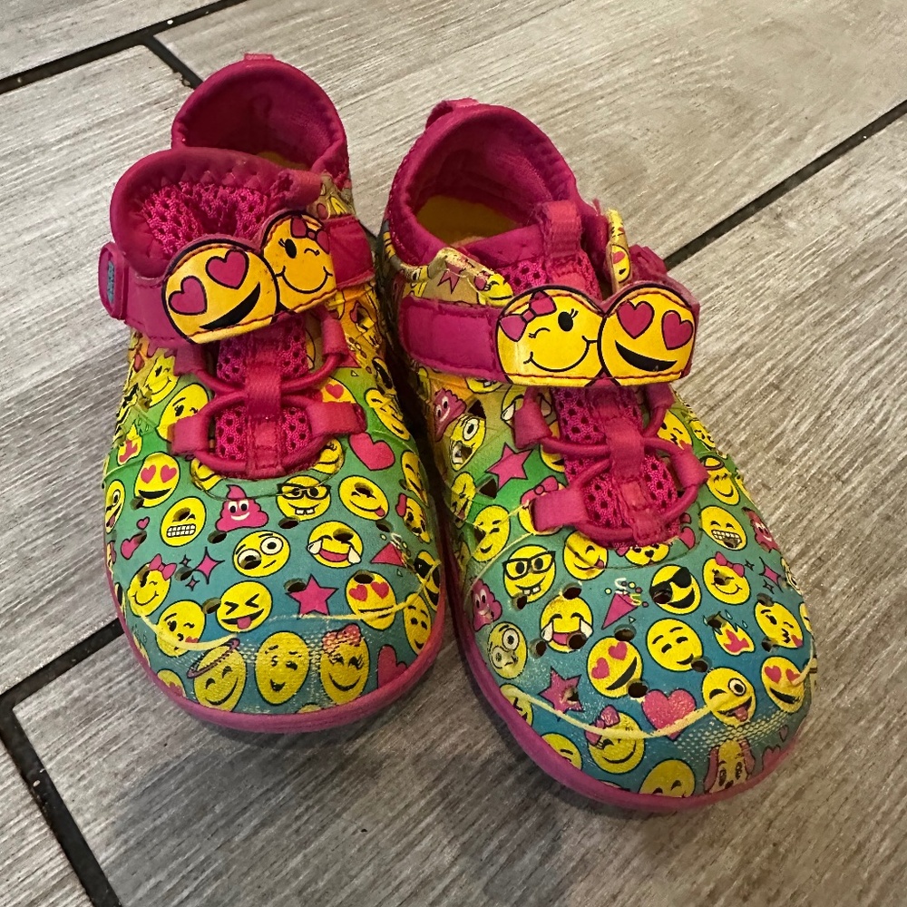 Stride Rite Made2Play Phibian Sneaker Sandal Pink Emoji Smiley Face Design Sz 8